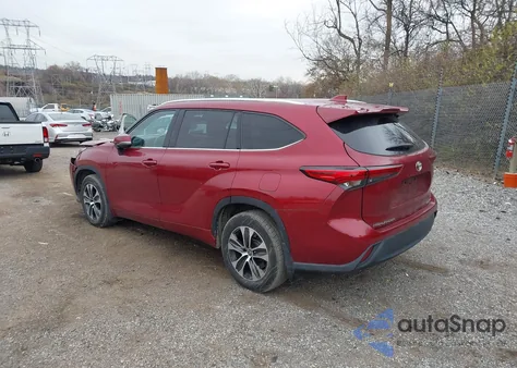 2021 Toyota Highlander Xle z USA, uszkodzony, nr VIN 5TDGZRBH5MS558053